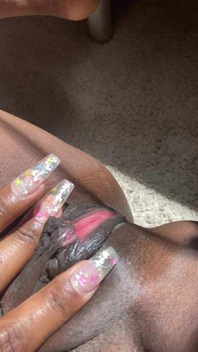 Ebony pussy has the best color contrast😉