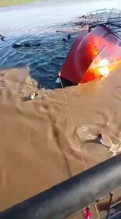 Ahí viene el Capitán Beto con el asado