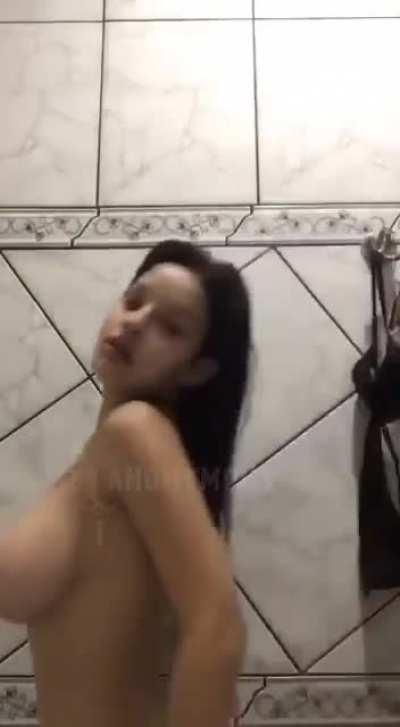 Joven con tetas enormes 