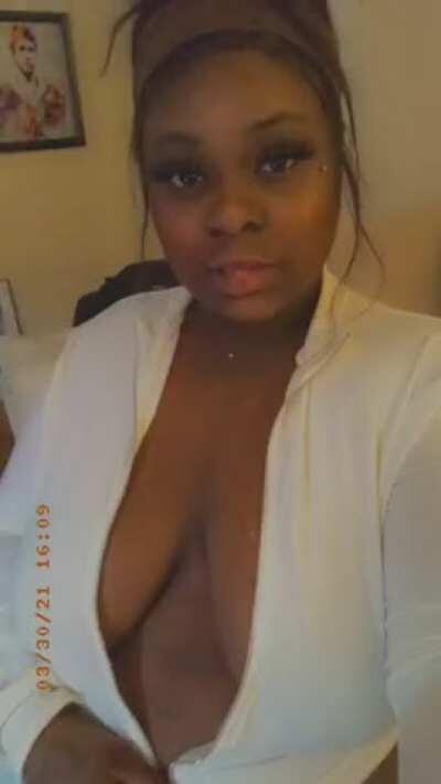 Look at my natural big tits daddy 🥰🙊