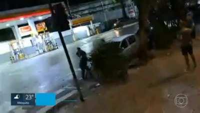 Mulher agride entregadores no Rio 