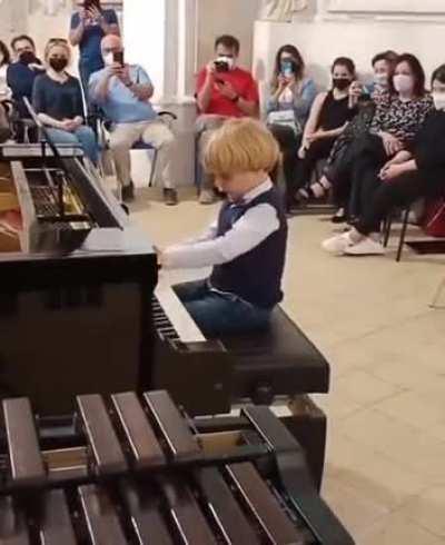 5 year old Piano Prodigy plays extremely difficult 