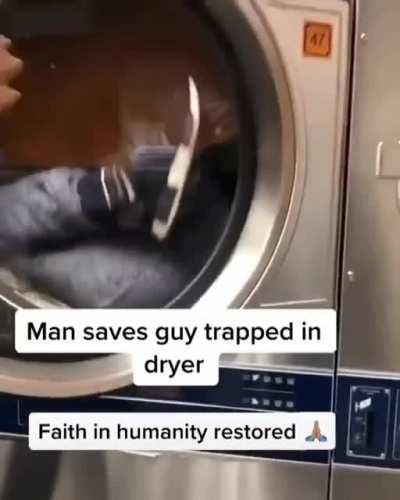 Menos mal que pudo ayudar al pana