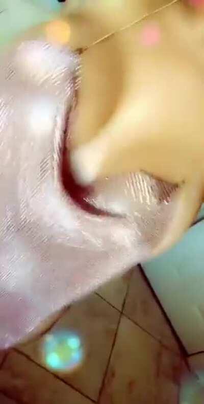 Mmm can anybody give me the ones of her in the shower