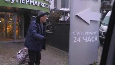 В Москве мужик устроил «социальный эксперимент» — переоделся в нищего деда и стал просить еду возле «Азбуки вкуса» на Рублёвке. За 3 часа ему удалось собрать 2700 рублей, также ему купили достаточно много еды. Мы запилили подборку самых «сострадающих» маж