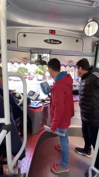 Bondiman de la línea 152 se puso como misión alegrar a los pasajeros