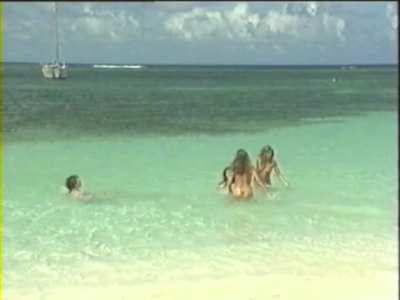 Parafotos - Treasured Island (UK1993) (1/2) - Treasure hunters going for a dip at Club Orient beach