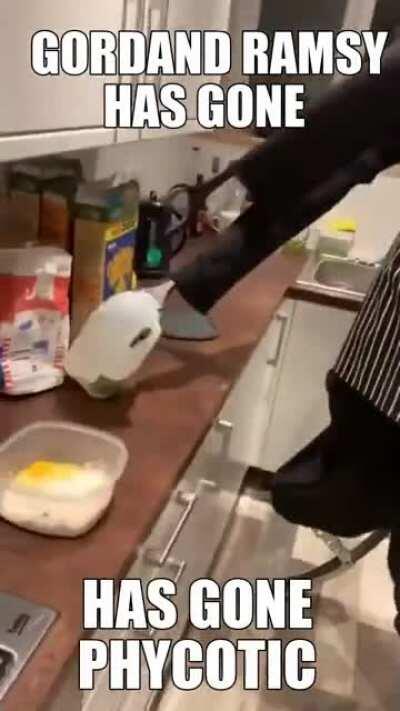 DHAWM GORDADN RAMSY REALLY DO BE COOKING DOE,HE REALLY DO FE MAKING SOME QUISINE