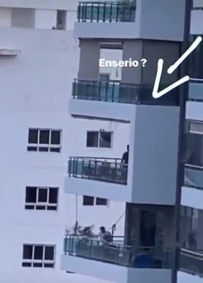 Espero que lleve arnés de seguridad