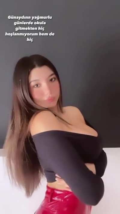 Beyler sizce şu kız sikilir mi? (Turkish chicks diye bir sub vardı, oradan indirmiştim. Editle müziği silmeye vs uğraşmadım)