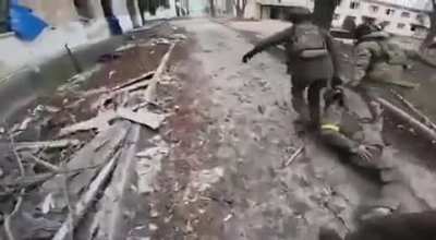 First-person footage of the rescue of two wounded Ukrainian soldiers in Kurakhove, Donetsk Oblast. 