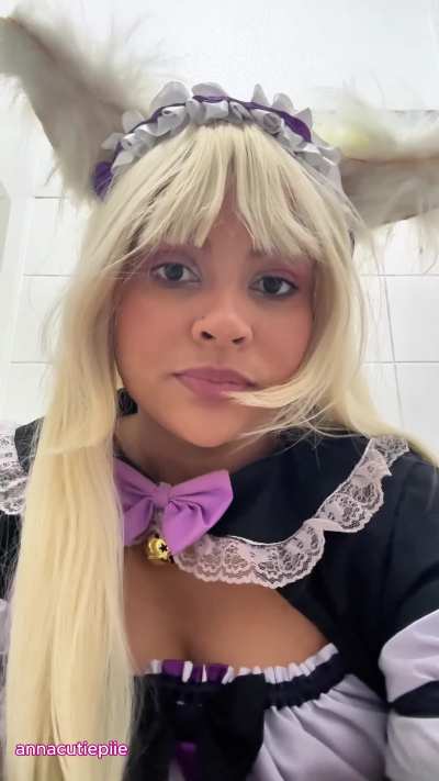 Cosplay public toilet farts