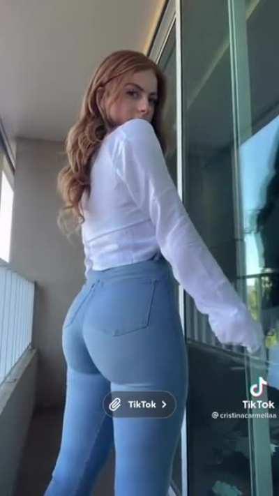 No bra and fat ass😳