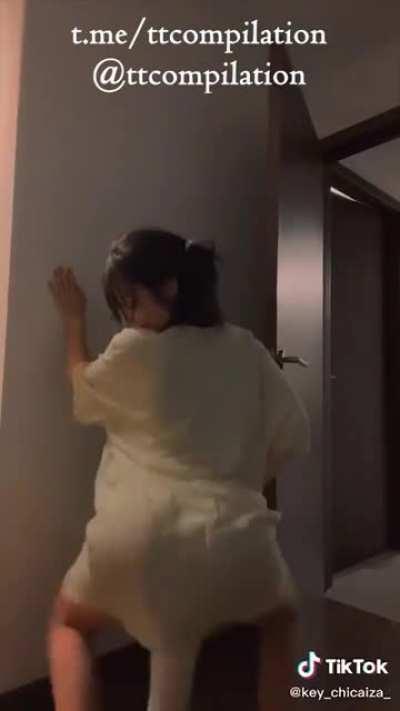 😑Where does the tail attach?