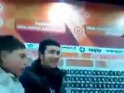 Turkish Gordon Freeman warns children playing laptop in the store.