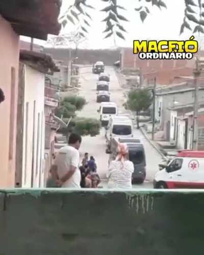 Comentários de moradores do povoado de Piau (Piranhas/AL) durante a passagem da comitiva de Bolsonaro. Eu amo meu nordeste!! hahaha