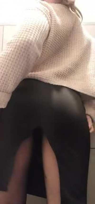Does this pantyhose make my ass look professional
