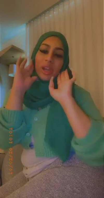 Hijabi teasing tits!