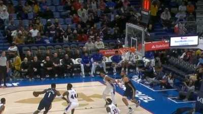 [Highlight] Zion Williamson's incredible soft touch around the rim