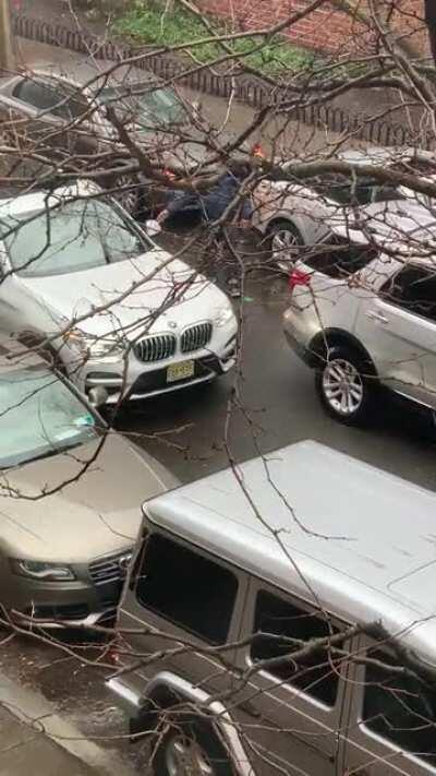 This driver was honking for 5 minutes before I recorded. Absolutely no spacial awareness .