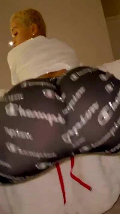 Throwing it back 🍑