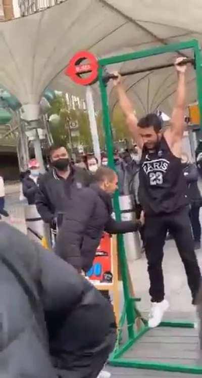 Street hustler will do anything to not lose £ 100