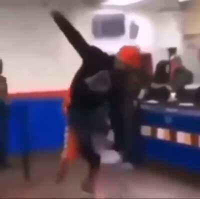 El que no baila se la come