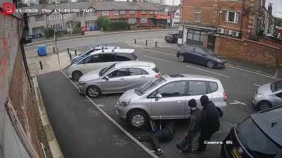 Just some guys casually stealing a catalytic converter