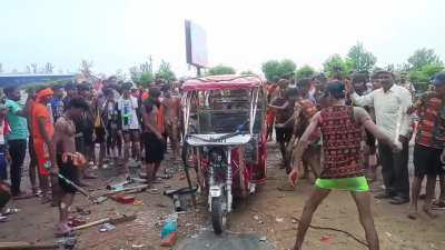Roorkee: E Rikshaw vandalised by kanwariyas for allegedly touching them by the side 