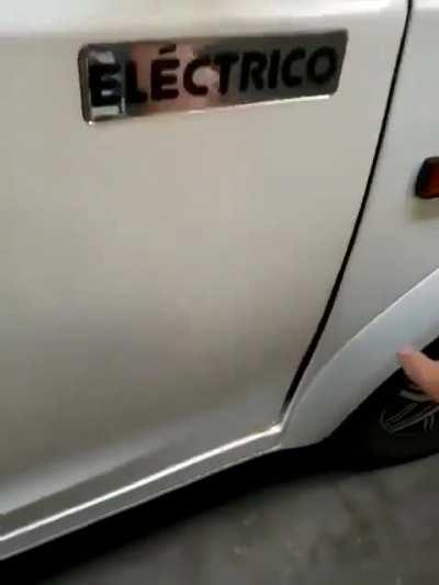 El vendepatria de Milei se reune con Elon Musk en su fabrica de 🇺🇸 y se olvida que Argentina también hace autos electricos