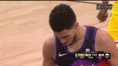 [Highlight] Booker contorts his body for the and-1 and the crowd is rocking!