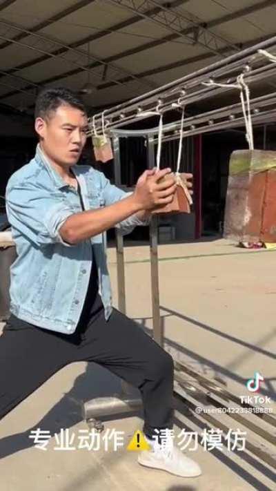 👉🫱👉🫱👉🤜 💥🧱