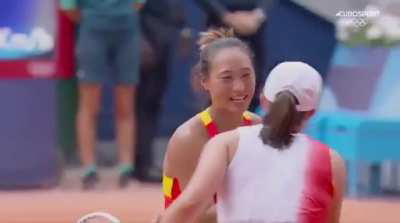 Swiatek refuses to shake hands with the umpire after the loss to Zheng