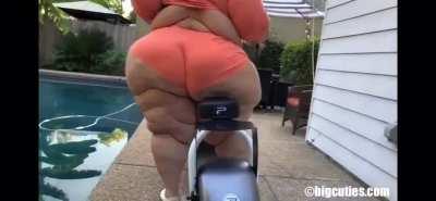 BOBERRY sitting on Ebike 🍑🍑