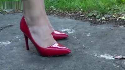 Lena crushing roach in sexy red heels