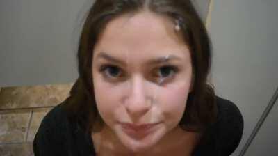 The way she looked in the mirror is absolutely cute