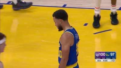 [Highlight] Curry kicks his leg out to draw a foul; Kings successfully challenge, but the basket still counts.
