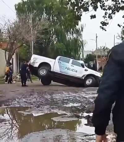 Yo creo que as&iacute; no se estaciona un patrullero pero como no soy policia...