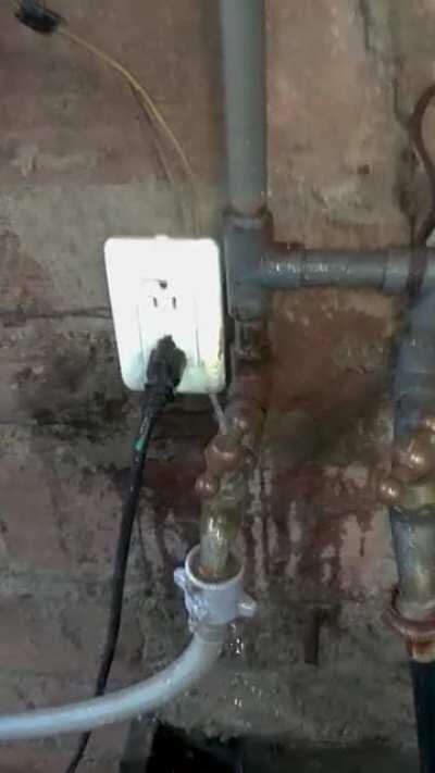 No soy electricista ni plomero, pero creo que esos dos no deberían estar tocándose…