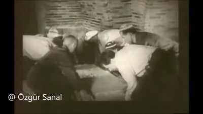 1941'de çekilmiş bu görüntülerde bilim ekibi Timur'un mezarını açıyor. İlk incelemeler burada yapılıyor sonra iskelet Moskova'ya götürülüyor. Ceset %80 sağlam durumda hatta ekipten biri Timur'un elini eline alıyor bu da bize cesedin mumyalandığını gösteri