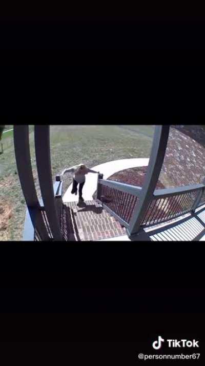 SUpeR gRaPhic ; ViCiOus skUnk tRieS tO maUl HuMAn iN bloOdy RaGe!!