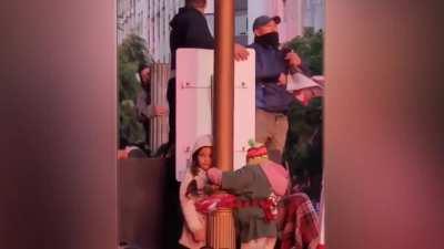 Ataron a sus hijos a un poste durante 80 minutos para ver a La Mona Jiménez en el Obelisco