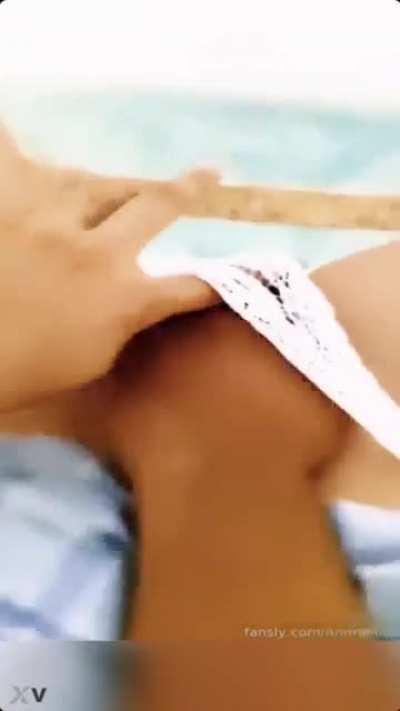 La putita masturbándose debajo del panty