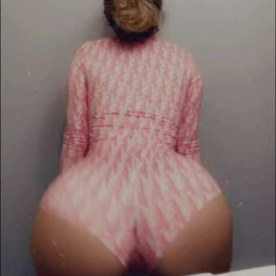 I throw that ass back to see if he gon catch it 😛