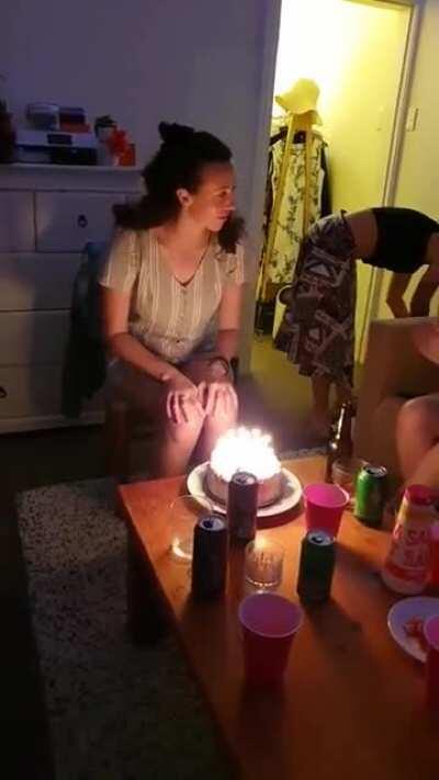 She punched that cake’s lights out [xpost from r/oddlysatisfying]