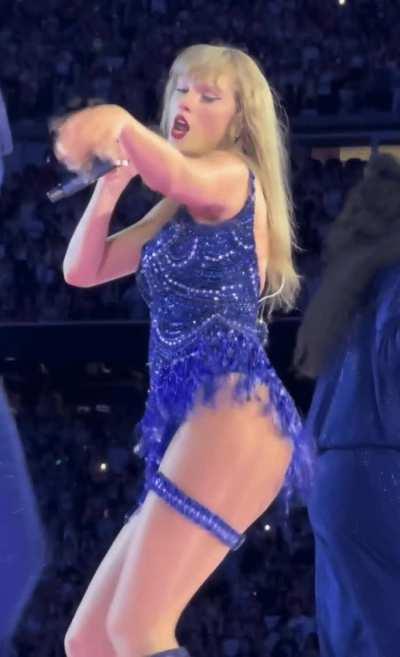 Taylor sexy cheeks 