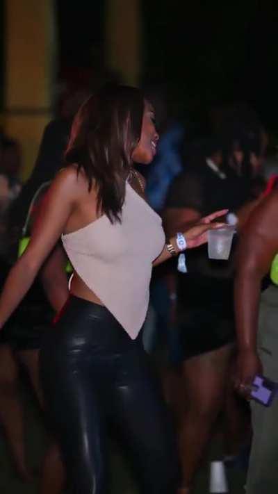 She got a serious slow wine 📷:@bajantube