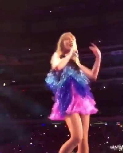 I NEVER GET TIRED OF TAYLOR'S SHAKE IT OFF DANCE