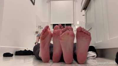 2 girls feet in face🤤