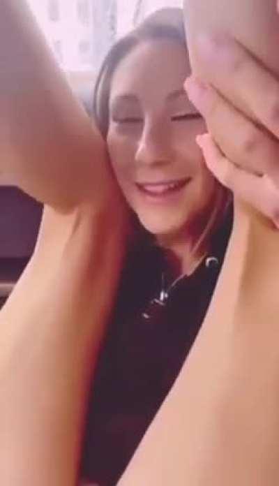 Die bestellt einfach McDonald währen die sich fingert